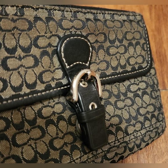 COACH Soho Brown and Black Mini Signature Buckle Wristlet EUC - Picture 2 of 10